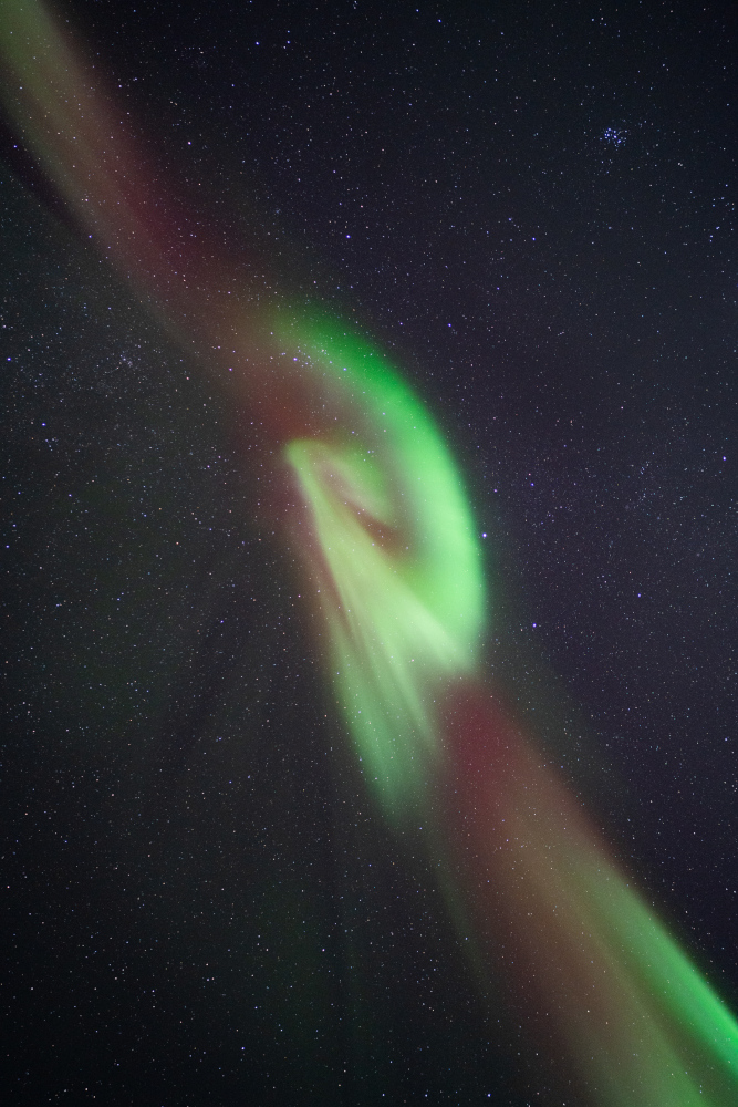 Aurora boreal en forma de corona espiral brillant a la Lapònia sueca, a Abisko.
