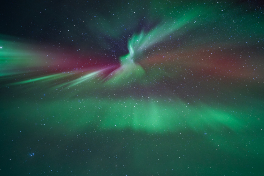 Aurora boreal amb forma de corona de colors vius al cel de Lapònia sueca, a Abisko.