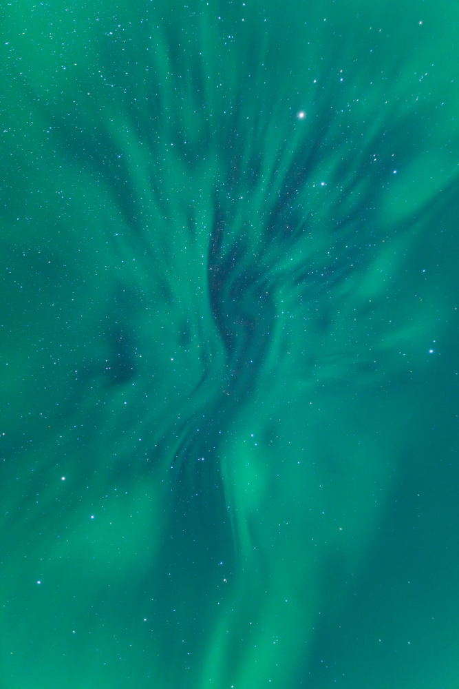 Aurora boreal en forma de corona suau amb cel verd sobre Lapònia, Abisko.