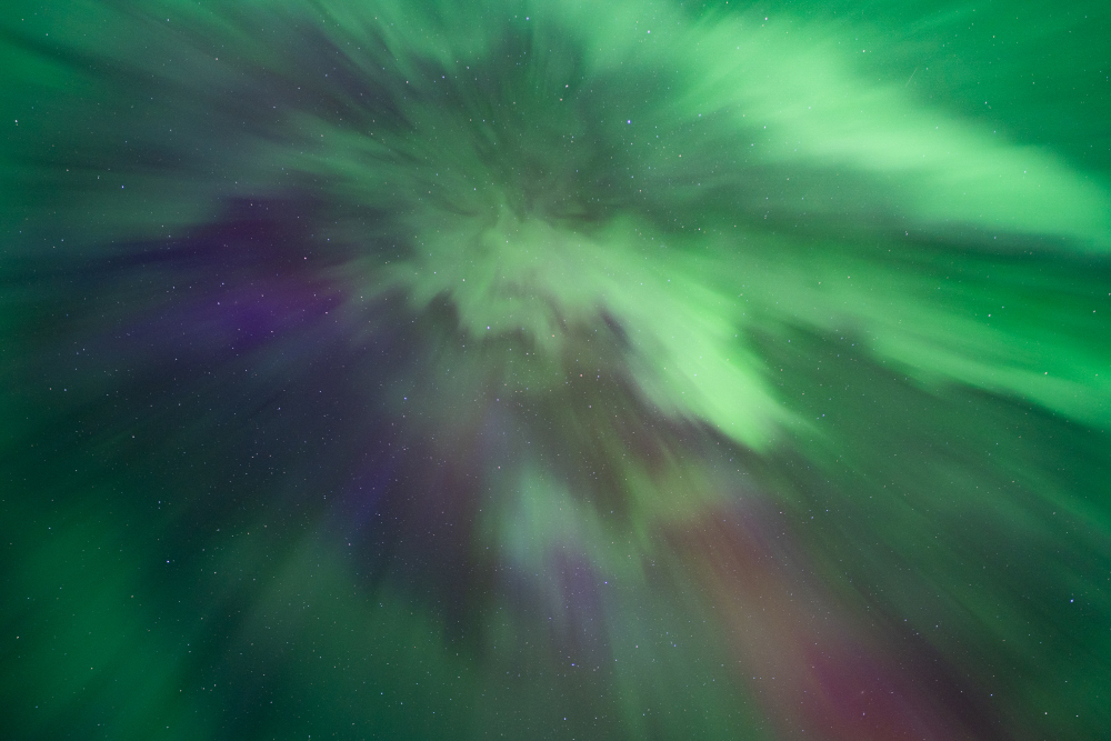 Esclat d’aurora en forma de corona sobre el cel nocturn de Lapònia, a Nikkaluokta, Suècia.