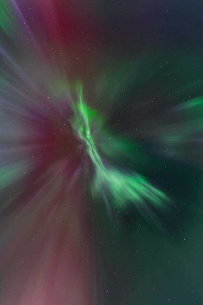 Aurora boreal intensa en forma de corona cobrint el cel de Lapònia sueca, a Kiruna.