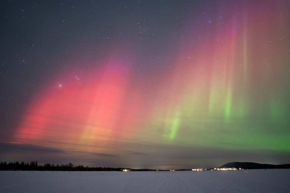 Aurora boreal de color rosa pàl·lid i tons verds. Foto nocturna a Kiruna, Suècia.