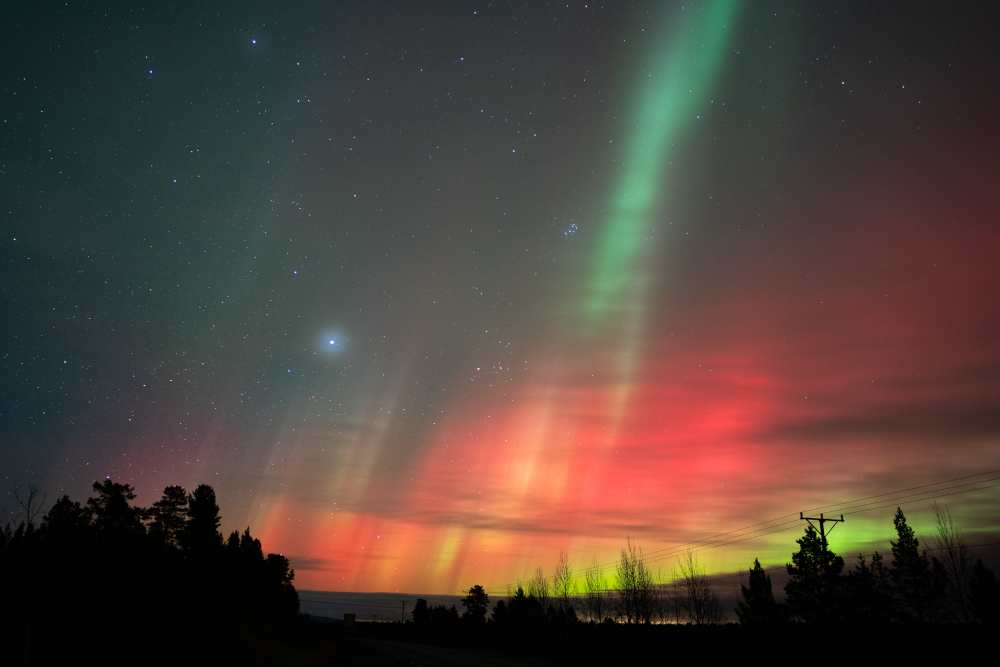 Aurora boreal vermella durant una tempesta solar a la Lapònia sueca, a Kiruna.