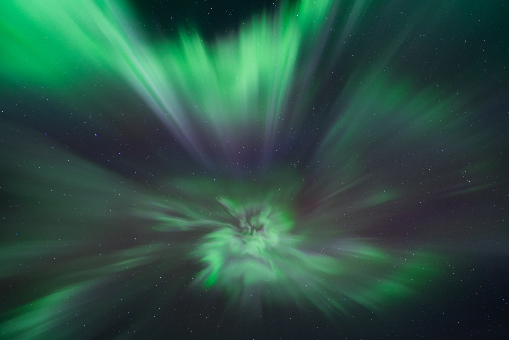 Aurora boreal en forma de corona molt intensa. Fotografia nocturna a Kiruna, Lapònia sueca.