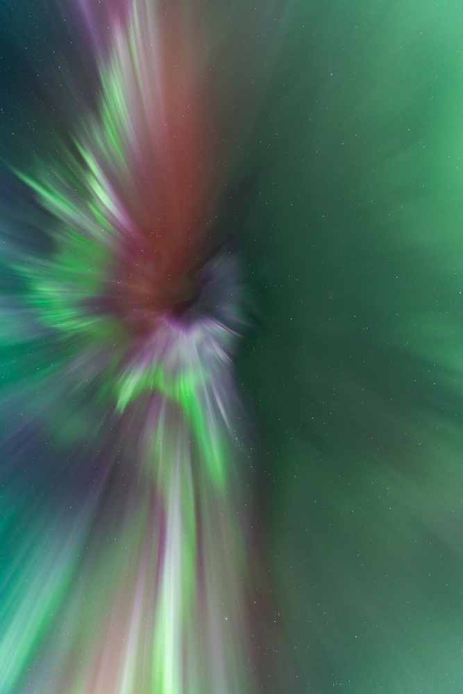 Aurora boreal en forma de corona molt intensa, amb colors verd, vermall i lila. Fotografia nocturna a Kiruna, Lapònia sueca.