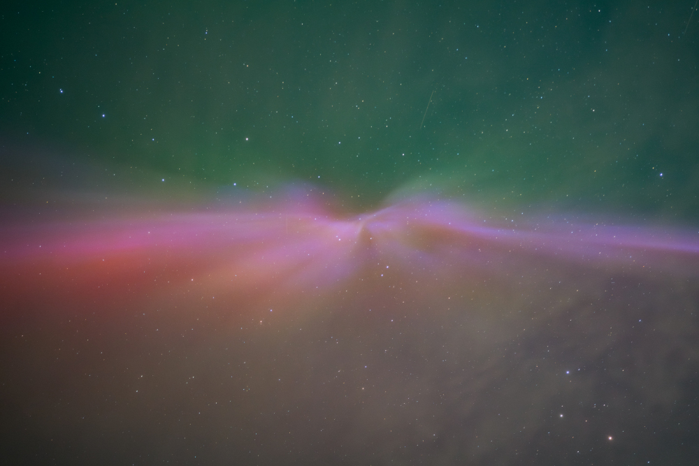 Aurora boreal en forma de corona de color rosa pàl·lid, a Kiruna, Suècia.