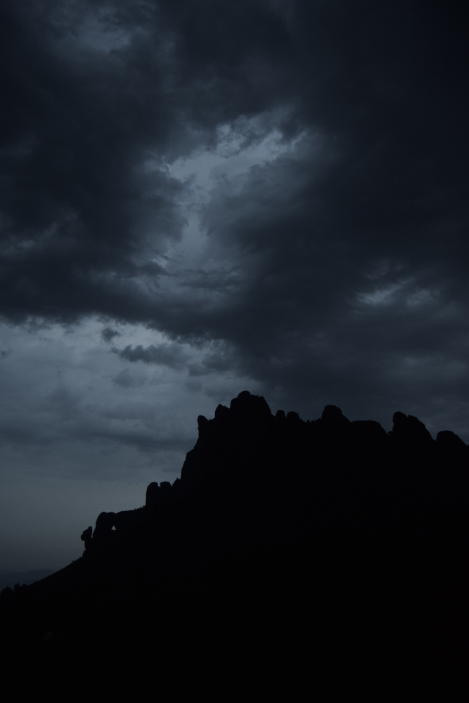 Silueta de la muntanya de Montserrat amb un cel de tempesta al fons.