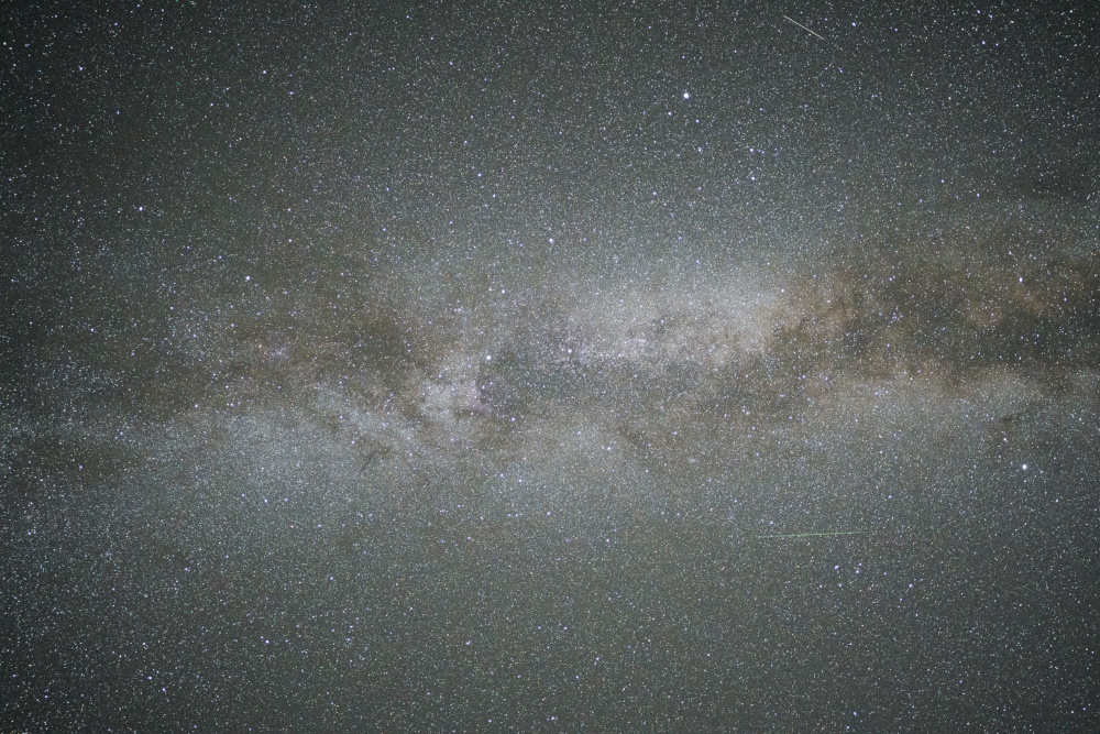 Via Làctia creuant el cel estrellat durant la nit al Port del Comte.