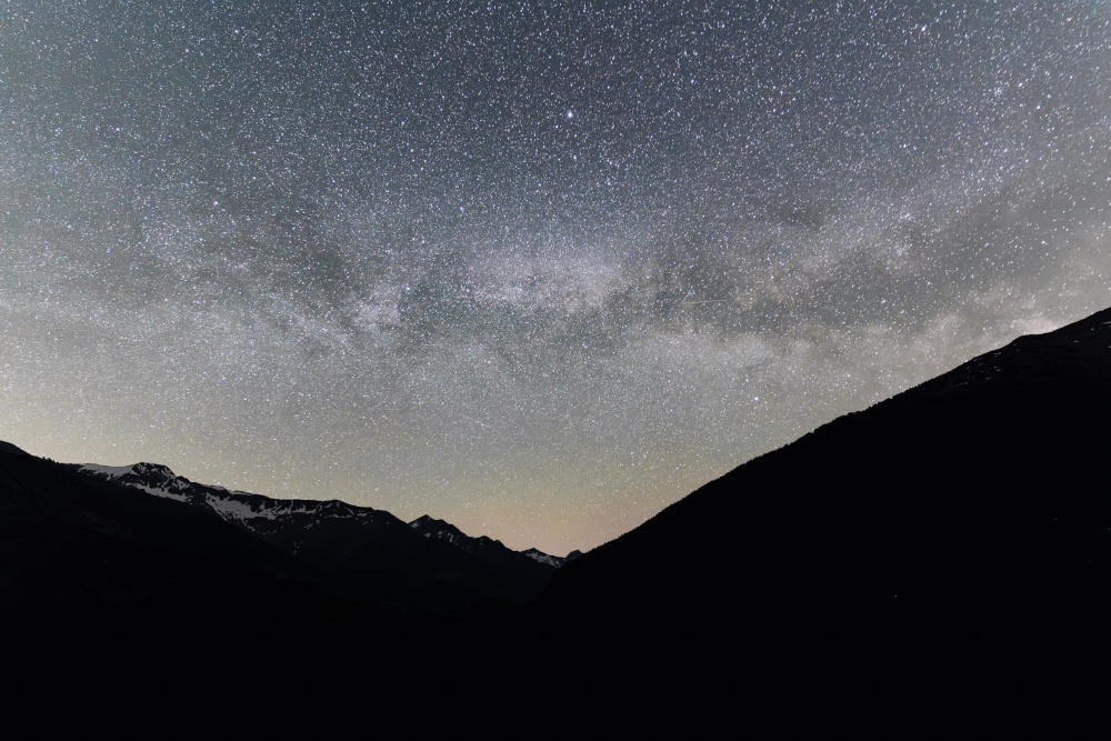 Via Làctia brillant sobre les muntanyes del Pirineu en una nit clara.