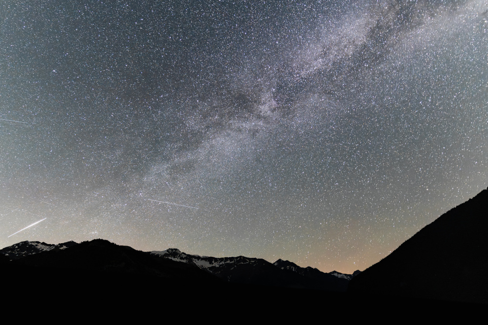 La Via Làctia sobre cims del Pirineu.