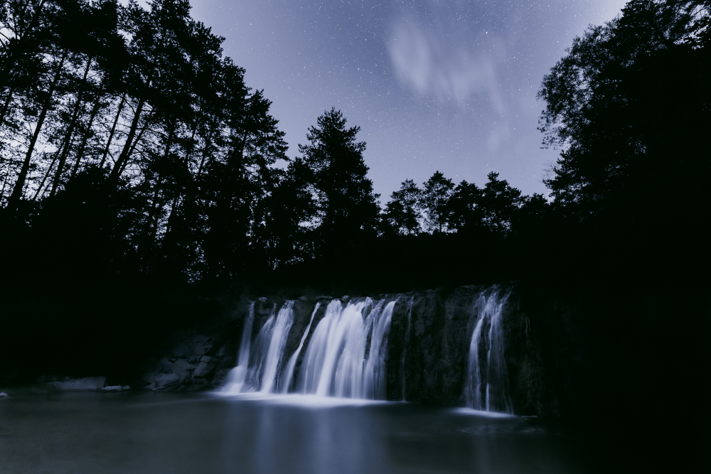 Fotografia de la cascada de Llinars de nit, llum natural i llarga exposició